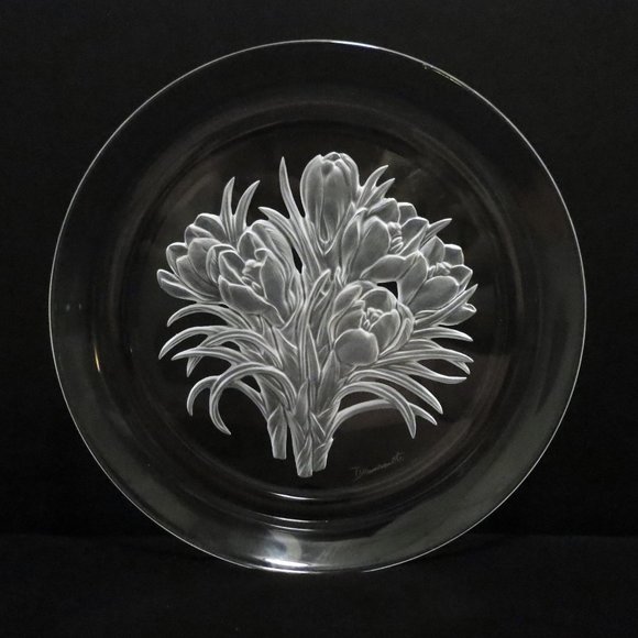 Hoya Crystal Etched Plate Flower of The Month February Crocus Signed T Yamamoto - Picture 1 of 5